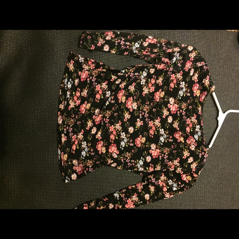 ✨🌷🌸Forever21 Floral Top🌸🌷✨-Medium✨